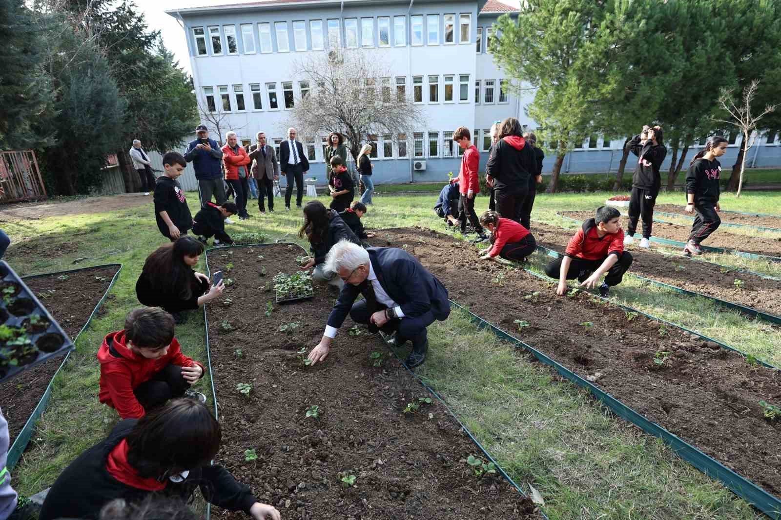 Başkan Erdem öğrencilerle çilek ve marul fidesi dikti