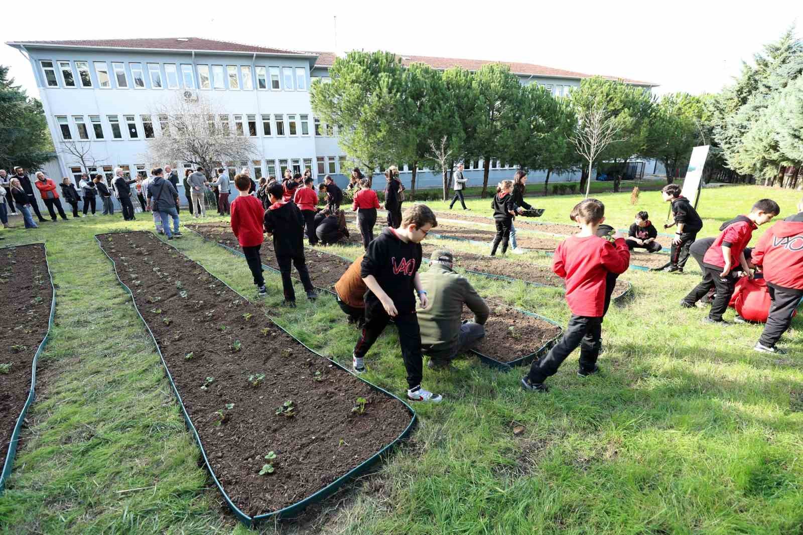 Başkan Erdem öğrencilerle çilek ve marul fidesi dikti