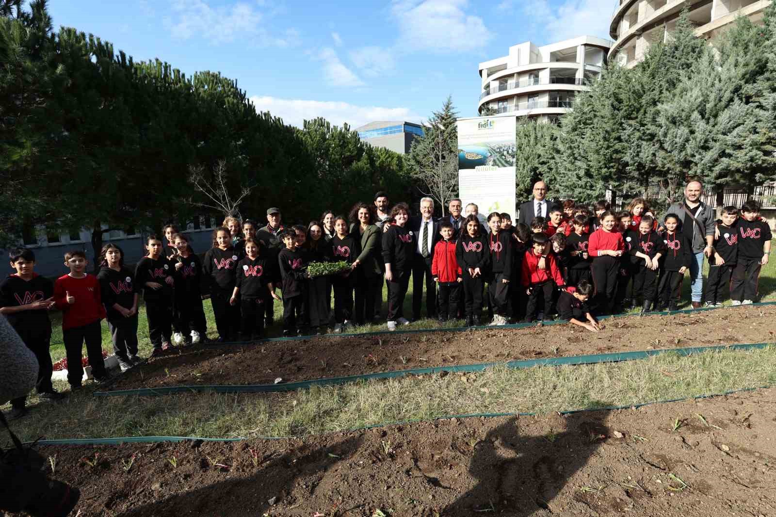 Başkan Erdem öğrencilerle çilek ve marul fidesi dikti