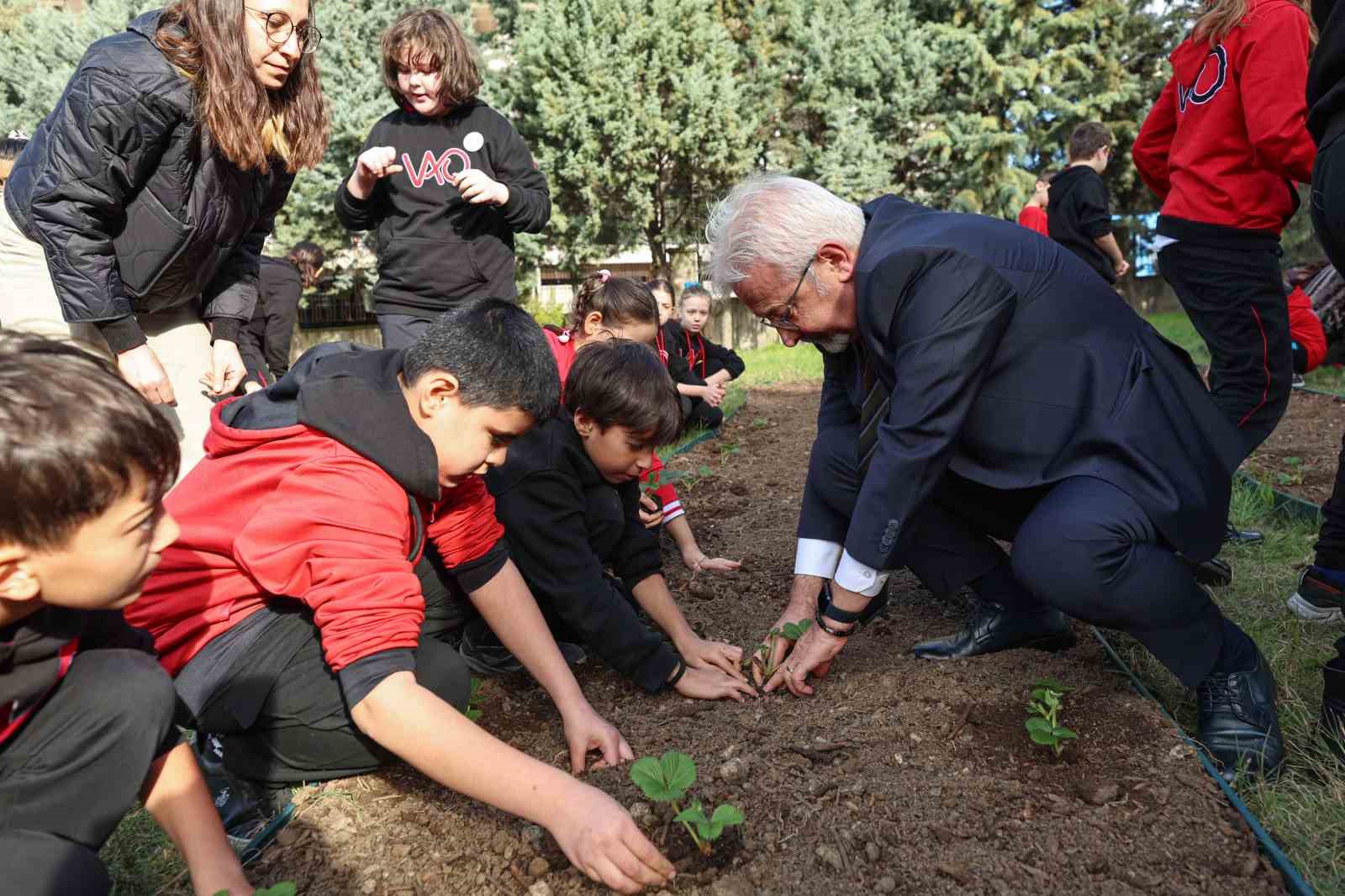 Başkan Erdem öğrencilerle çilek ve marul fidesi dikti