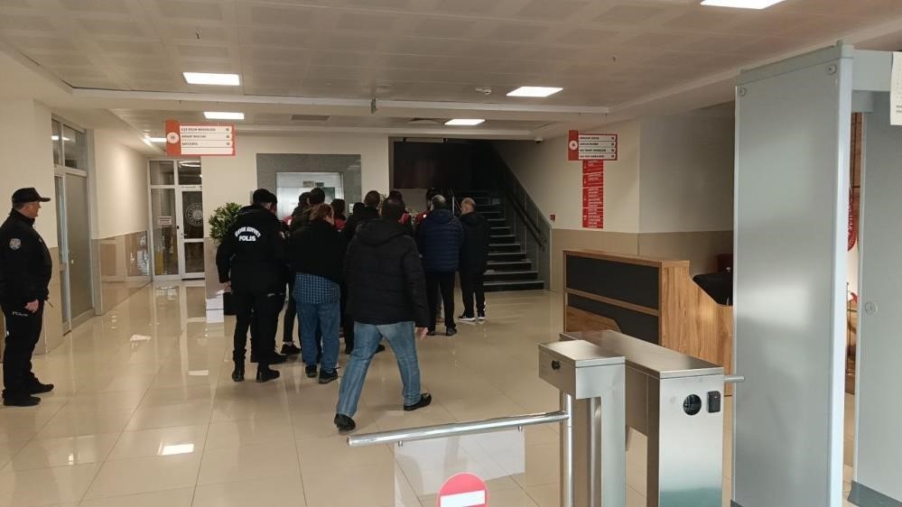 Bursa’daki kuyumcu fonu sanıkları adliyeye sevk edildi: 6 şüpheliden 3’ü tutuklandı