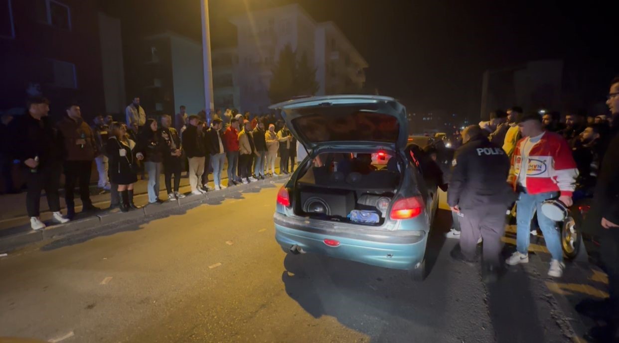 Bursa’da gençler yılbaşına şarkılar eşliğinde girdi