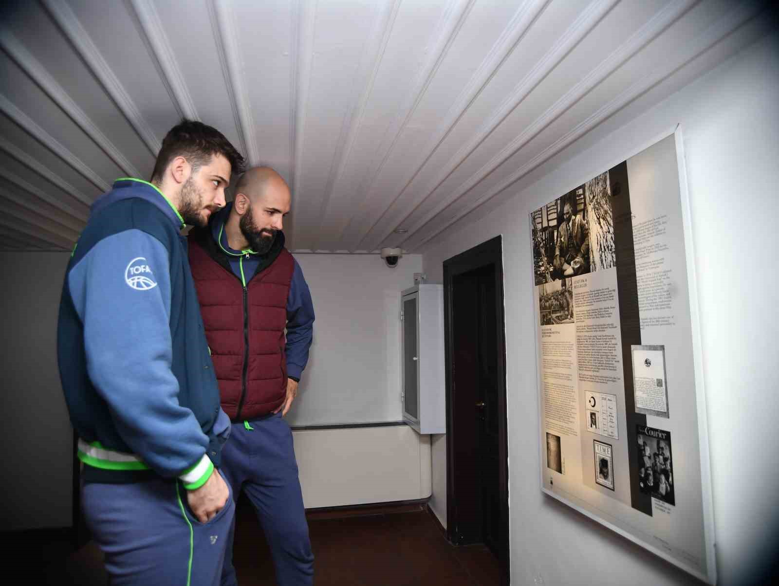 Tofaş Basketbol Takımı, Atatürk’ün evini ziyaret etti