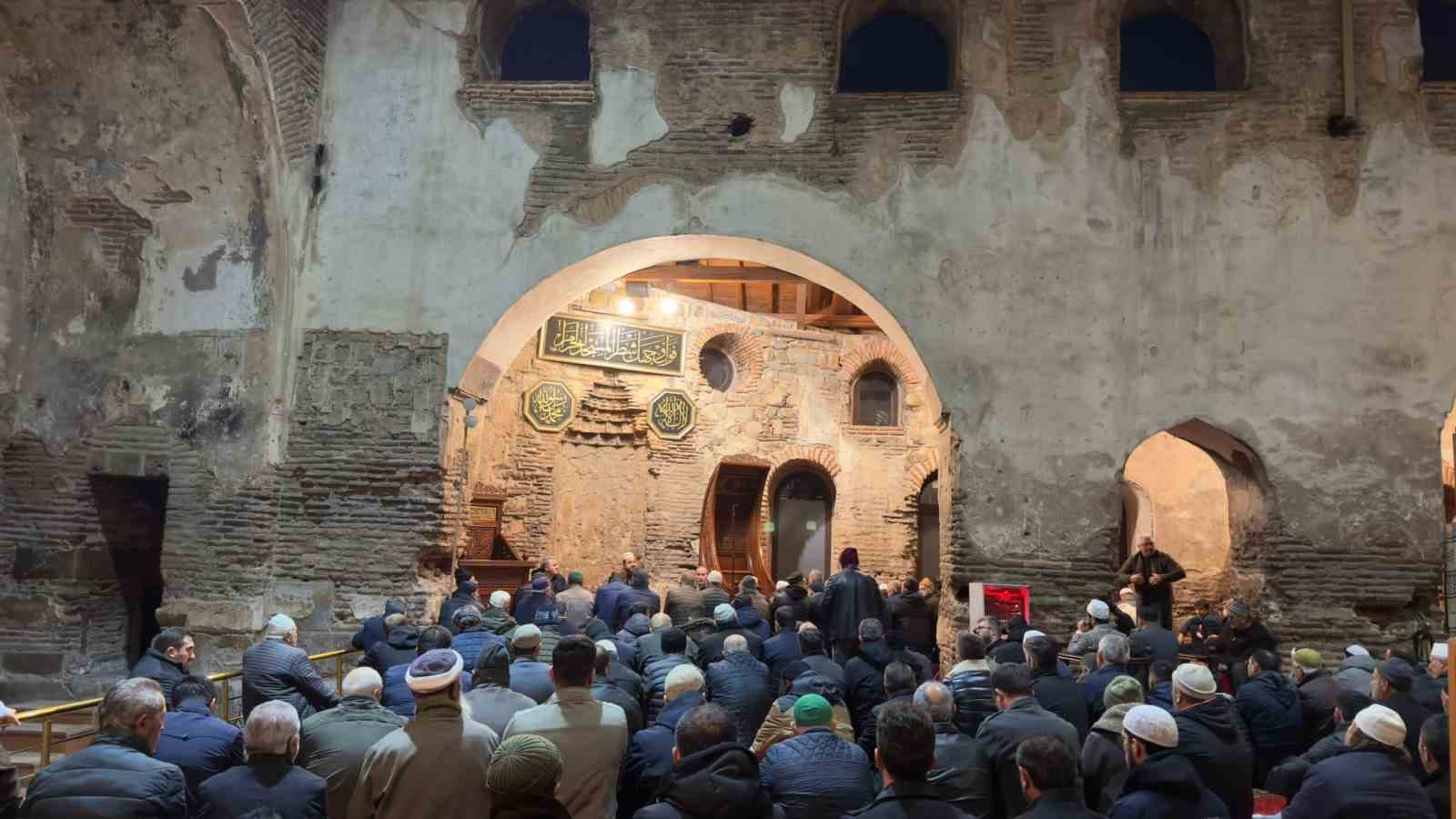 Yılın ilk sabah namazında binlerce kişi Ulucami’de şehitler için dua etti