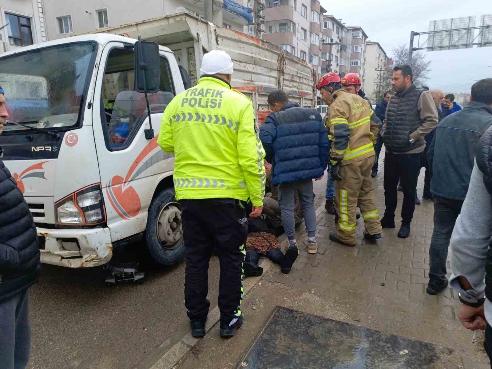 Geri manevra yapan kamyon kadına çarptı