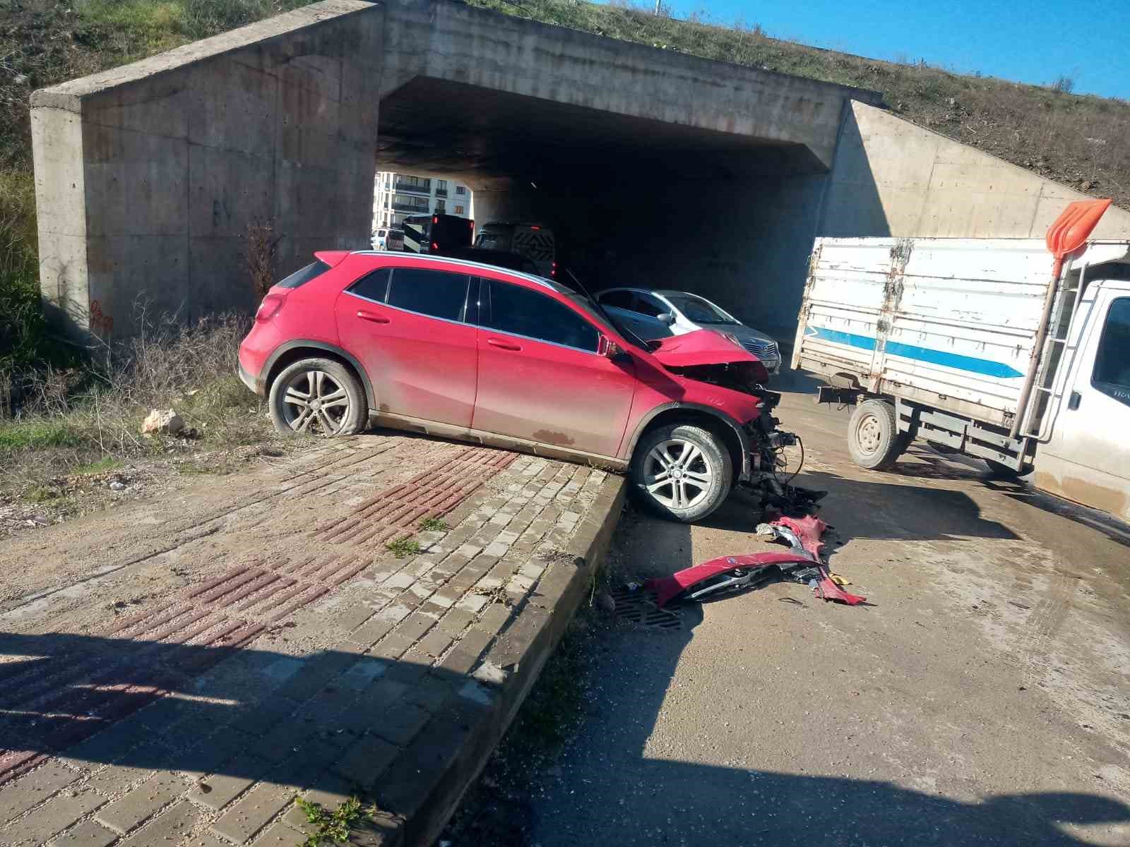 Otobüs ile otomobil kafa kafaya çarpıştı: 1 yaralı