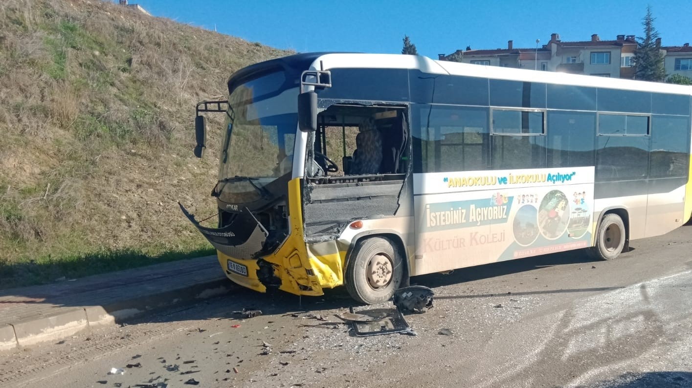 Otobüs ile otomobil kafa kafaya çarpıştı: 1 yaralı