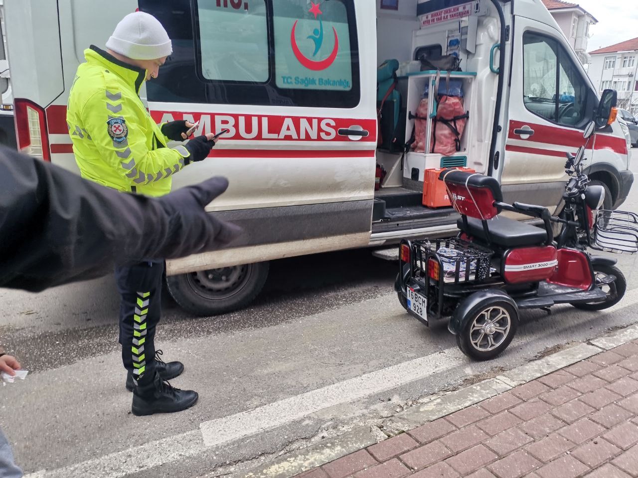 Bursa’da kaldırıma çarpan motosiklet sürücüsü yaralandı