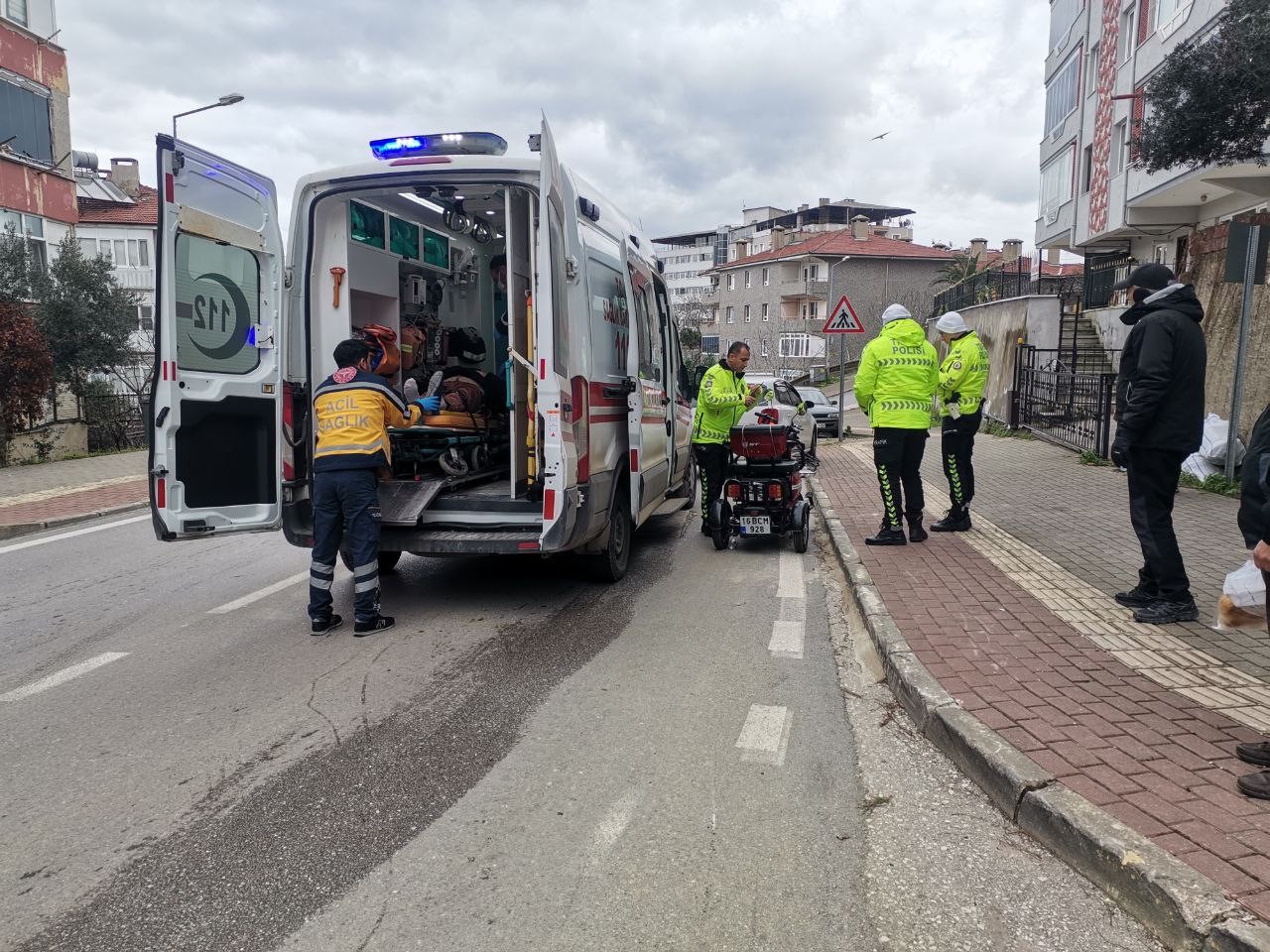 Bursa’da kaldırıma çarpan motosiklet sürücüsü yaralandı