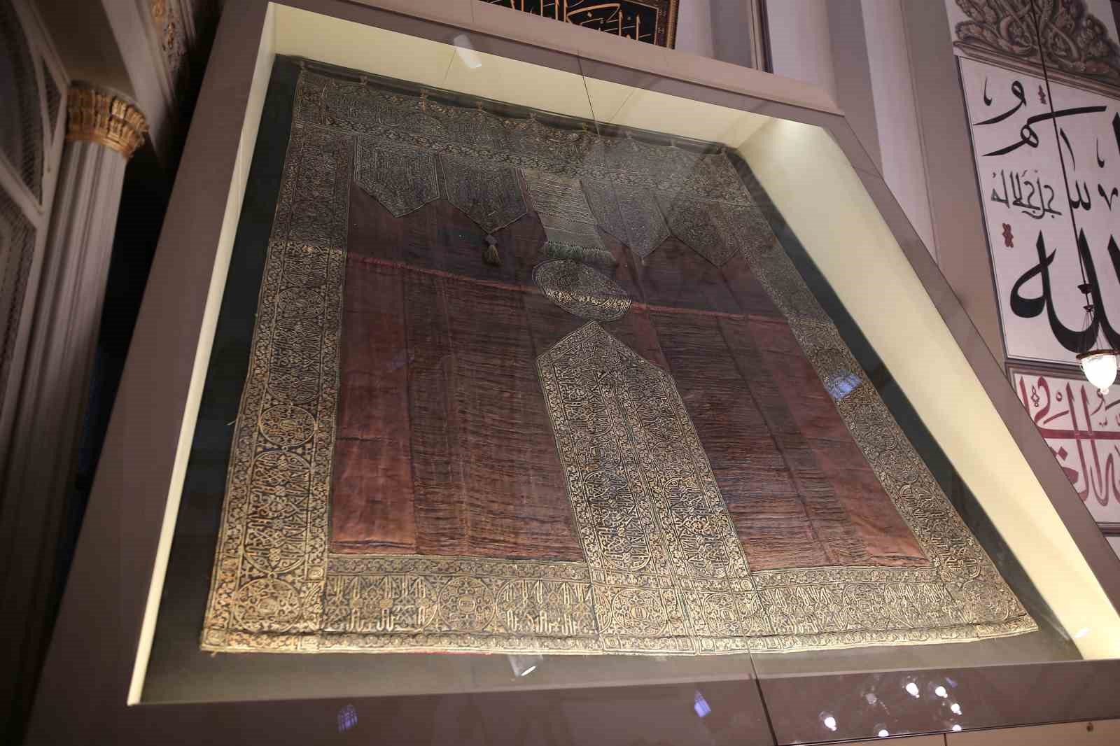 Ulu Cami’deki Kabe örtüsünün altın püskülleri kayıp