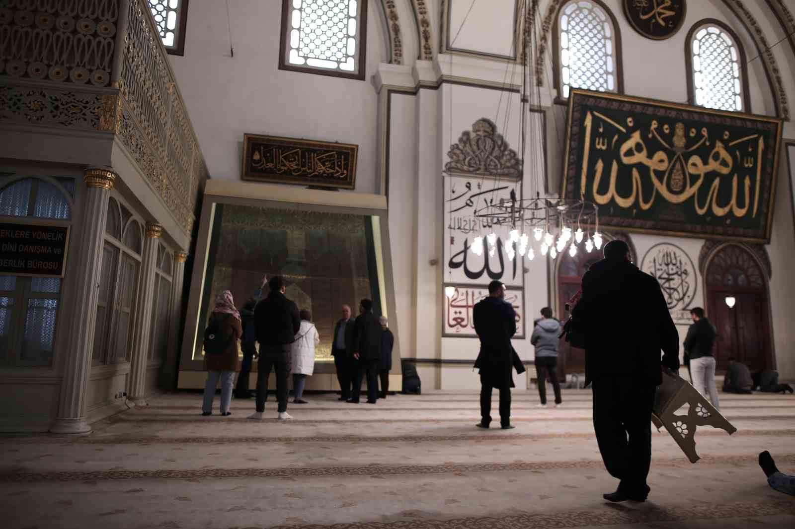 Ulu Cami’deki Kabe örtüsünün altın püskülleri kayıp