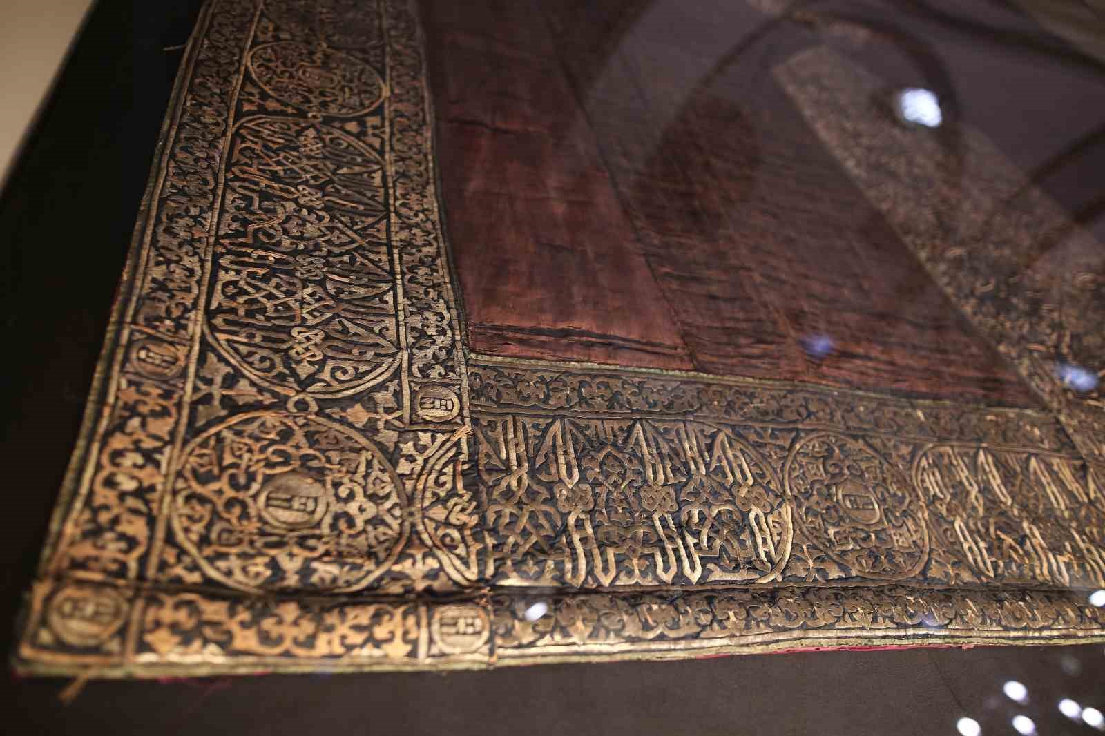 Ulu Cami’deki Kabe örtüsünün altın püskülleri kayıp