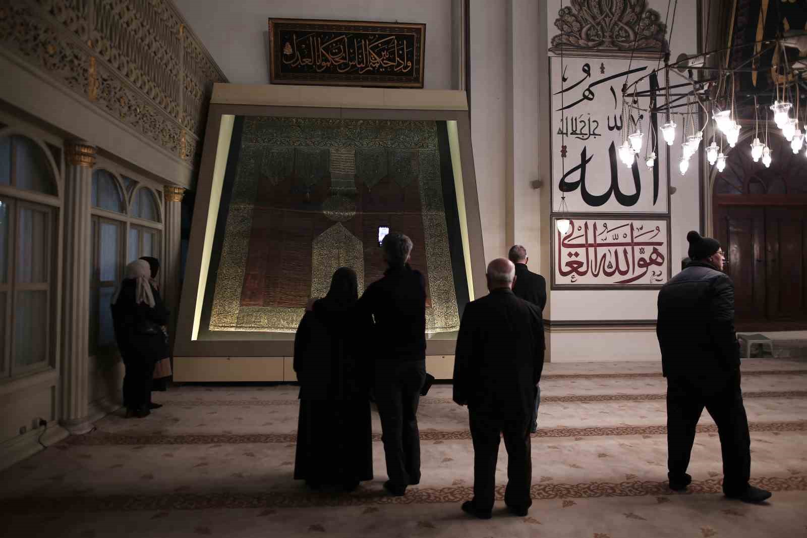 Ulu Cami’deki Kabe örtüsünün altın püskülleri kayıp