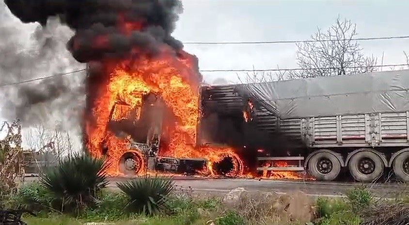 Yol kenarına bırakılan tır alev topuna döndü