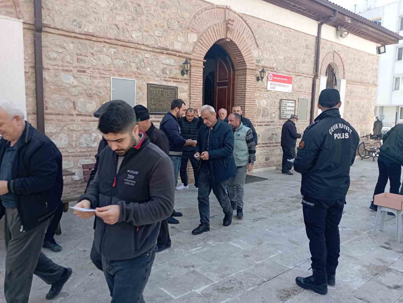 Polis namaz sonrası broşür dağıttı