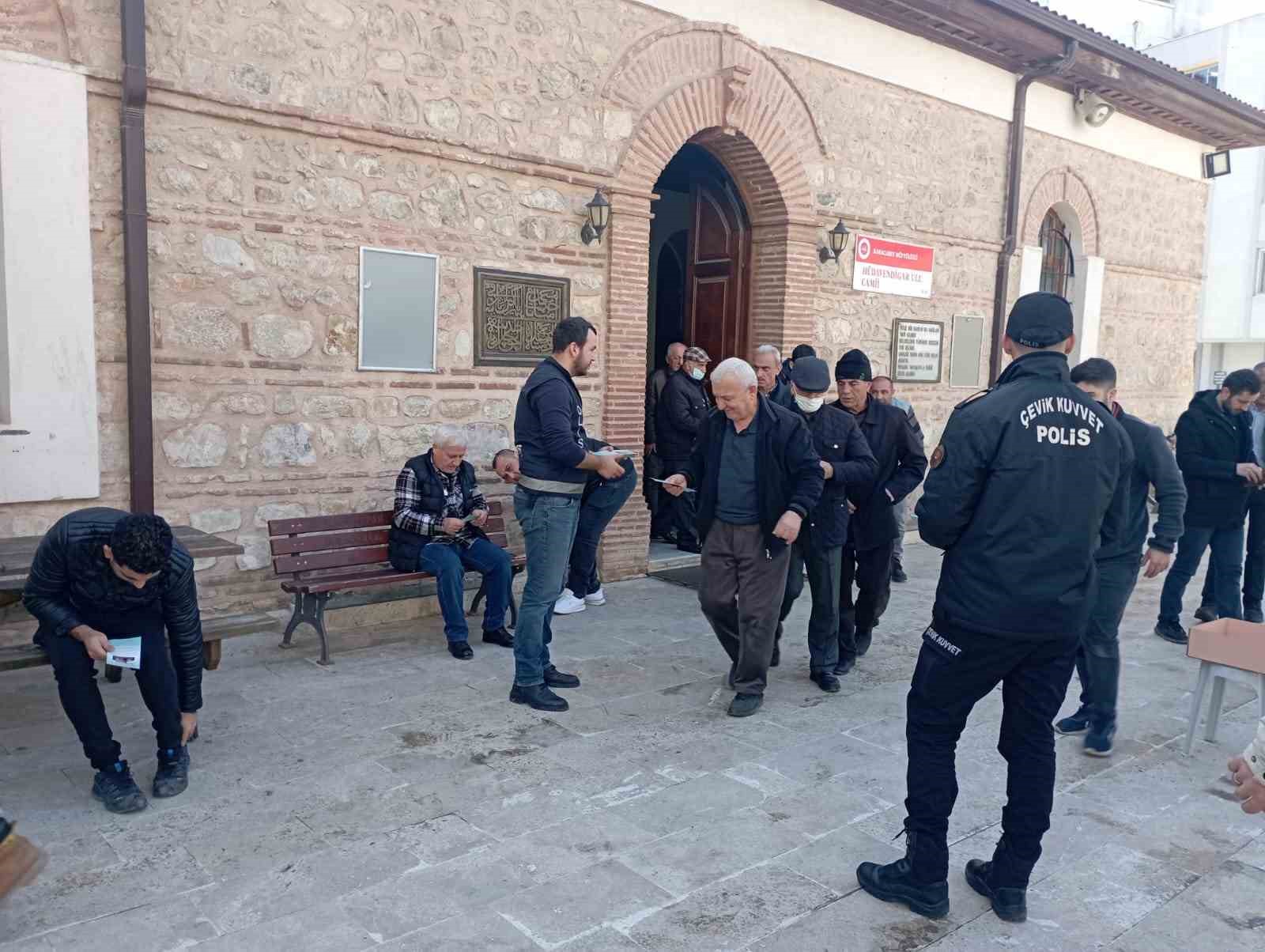 Polis namaz sonrası broşür dağıttı