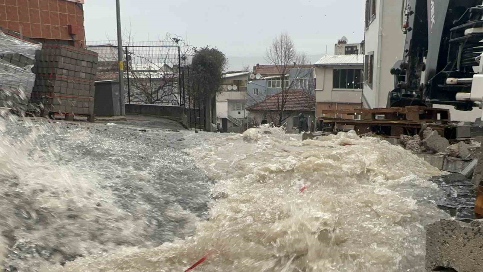 Bursa’da şiddetli yağış sonrası yollar dereye döndü, evleri su bastı