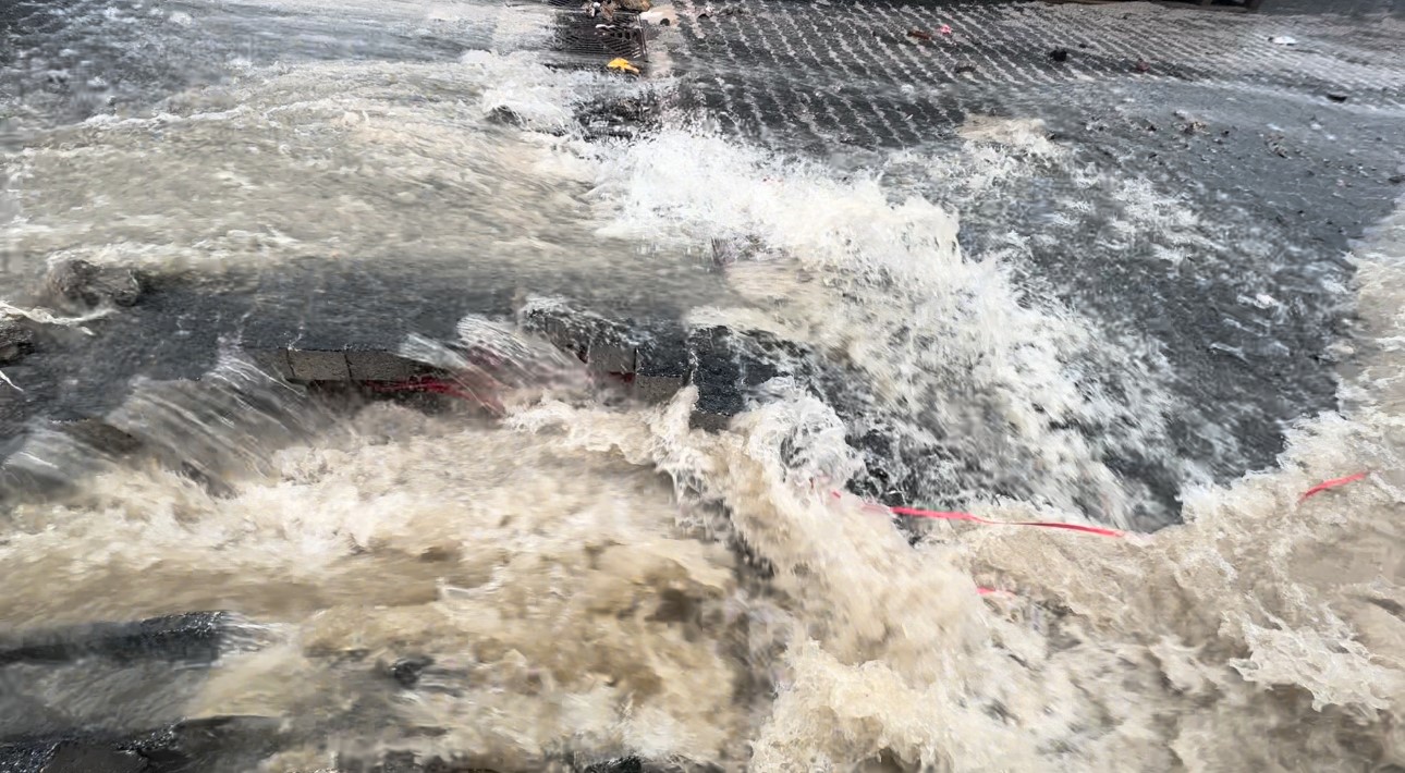 Bursa’da şiddetli yağış sonrası yollar dereye döndü, evleri su bastı