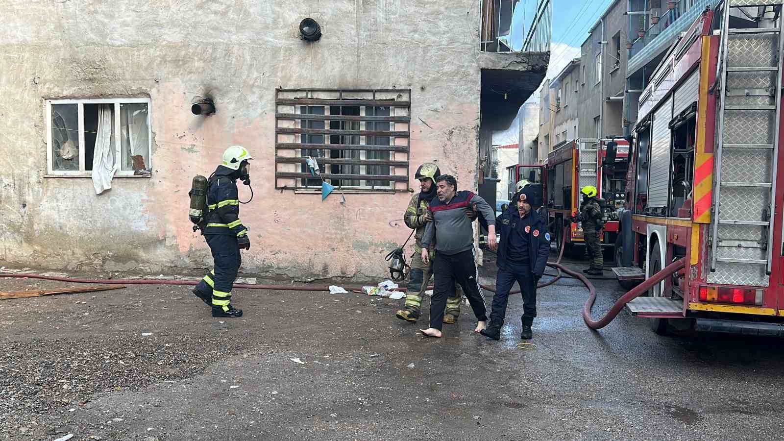 Bursa’da yangında can pazarı... 2’si çocuk 4 kişi son anda kurtarıldı