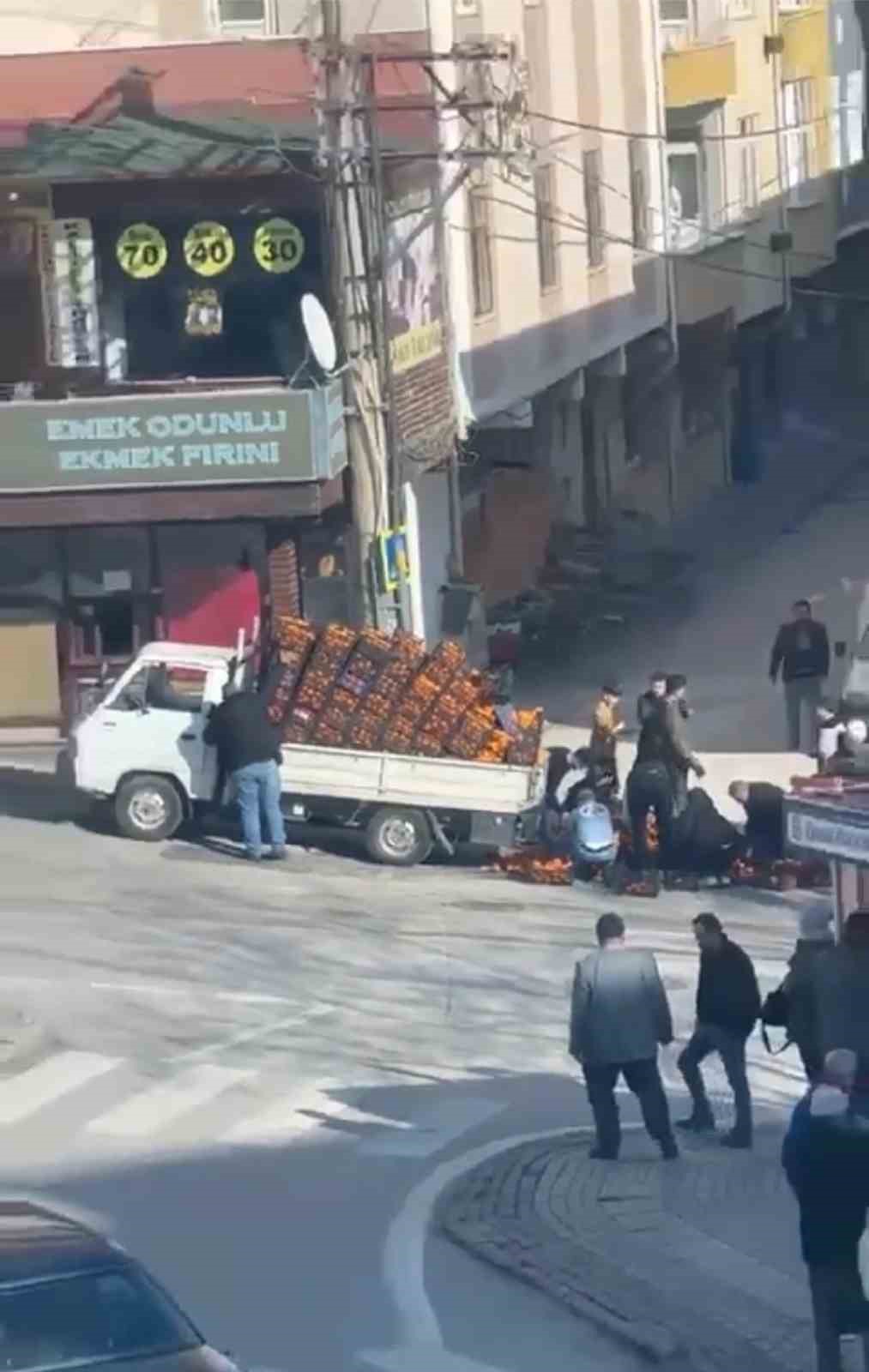 Bursa’da kamyonetten dökülen mandalinalar için herkes seferber oldu