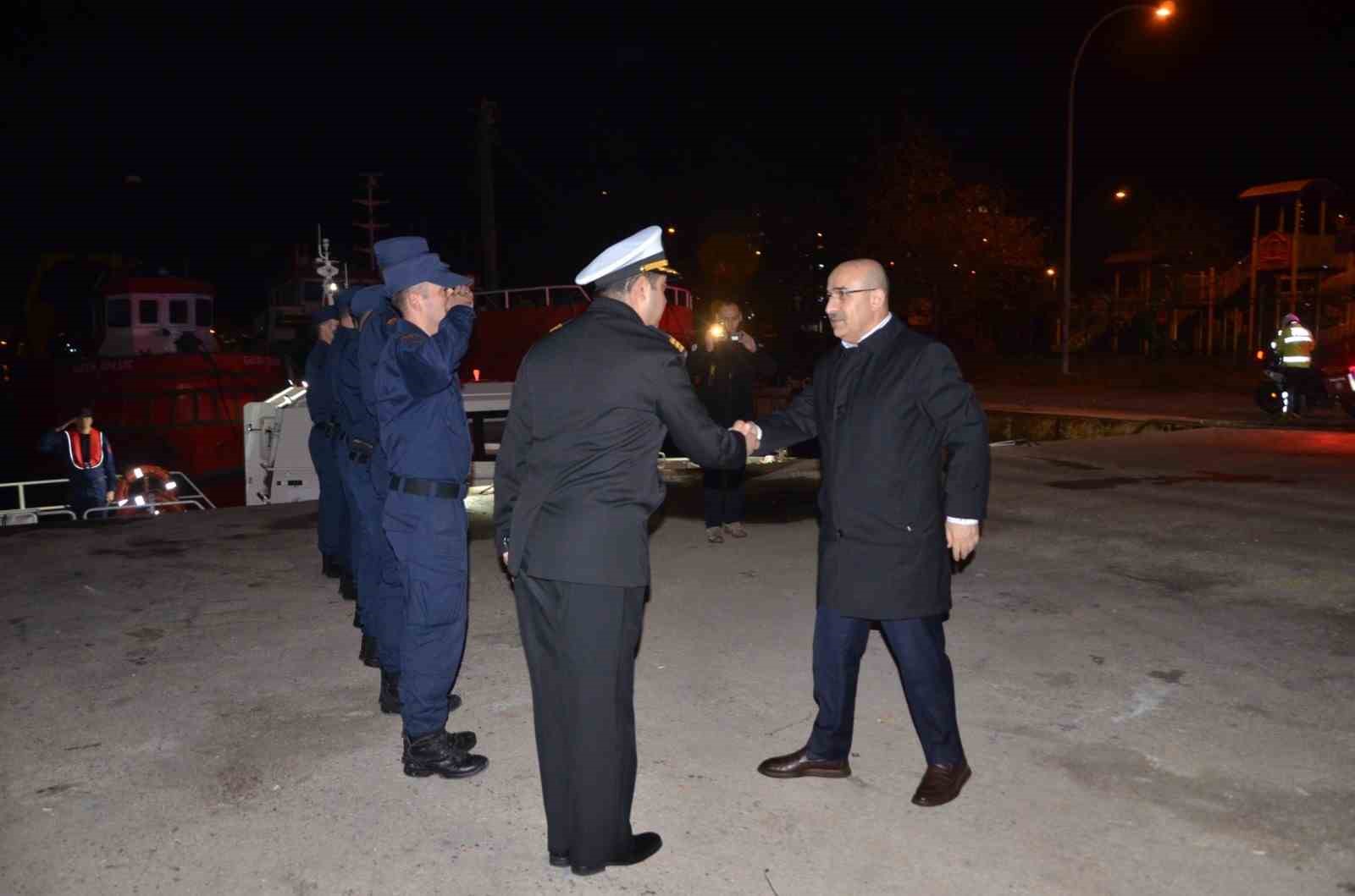 Bursa Valisi Demirtaş, yeni yıla kontrol noktasındaki polis ve askerler ile girdi