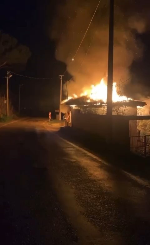 Bursa’da ahşap ev alevlere teslim oldu