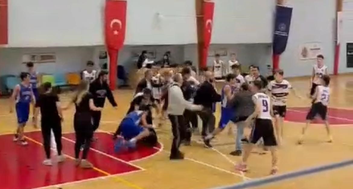 Basketbol sahası boks ringine döndü..Bir oyuncu yaralandı...(Düzeltme-tekrar)