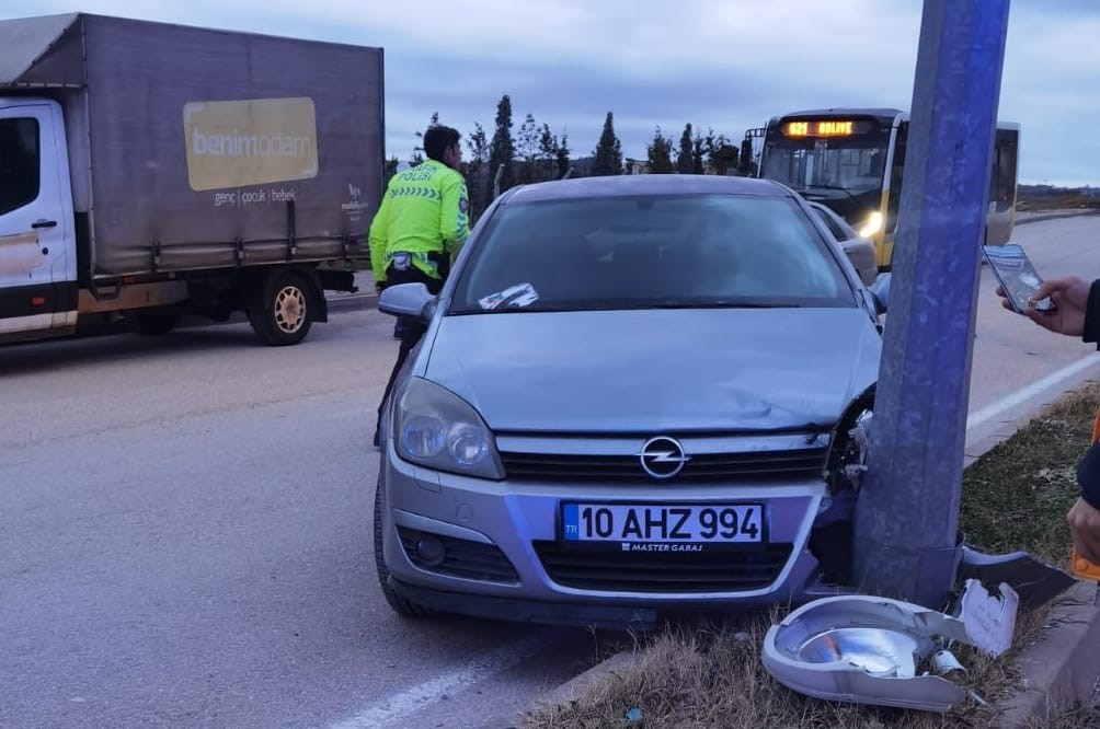 Sürücüsünün kontrolünden çıkan otomobil 2 yayaya çarptı; 1’i bebek 4 kişi yaralandı