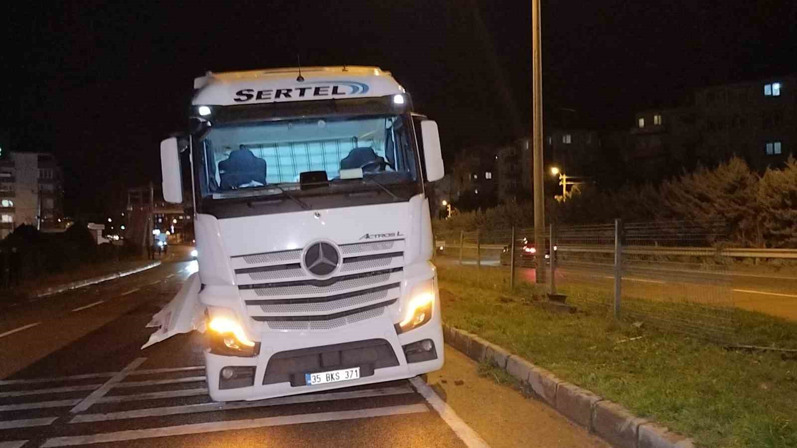 Kamyonet tıra çarpıp karşı şeride geçti: 1 yaralı