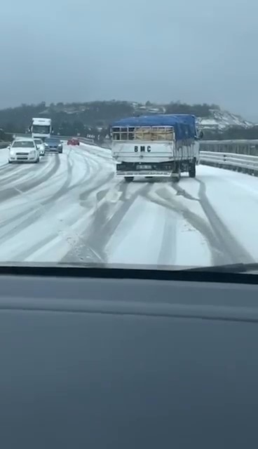 Yollar buz tuttu, araçlar yolda kaldı