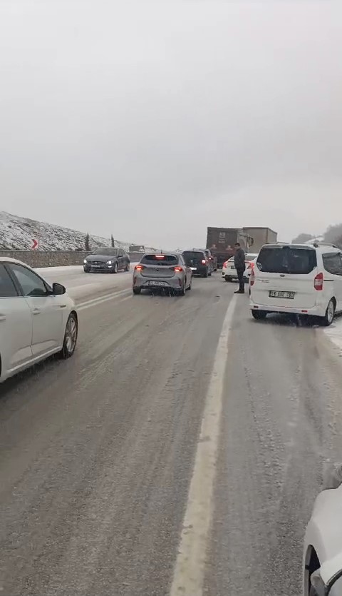 Yollar buz tuttu, araçlar yolda kaldı