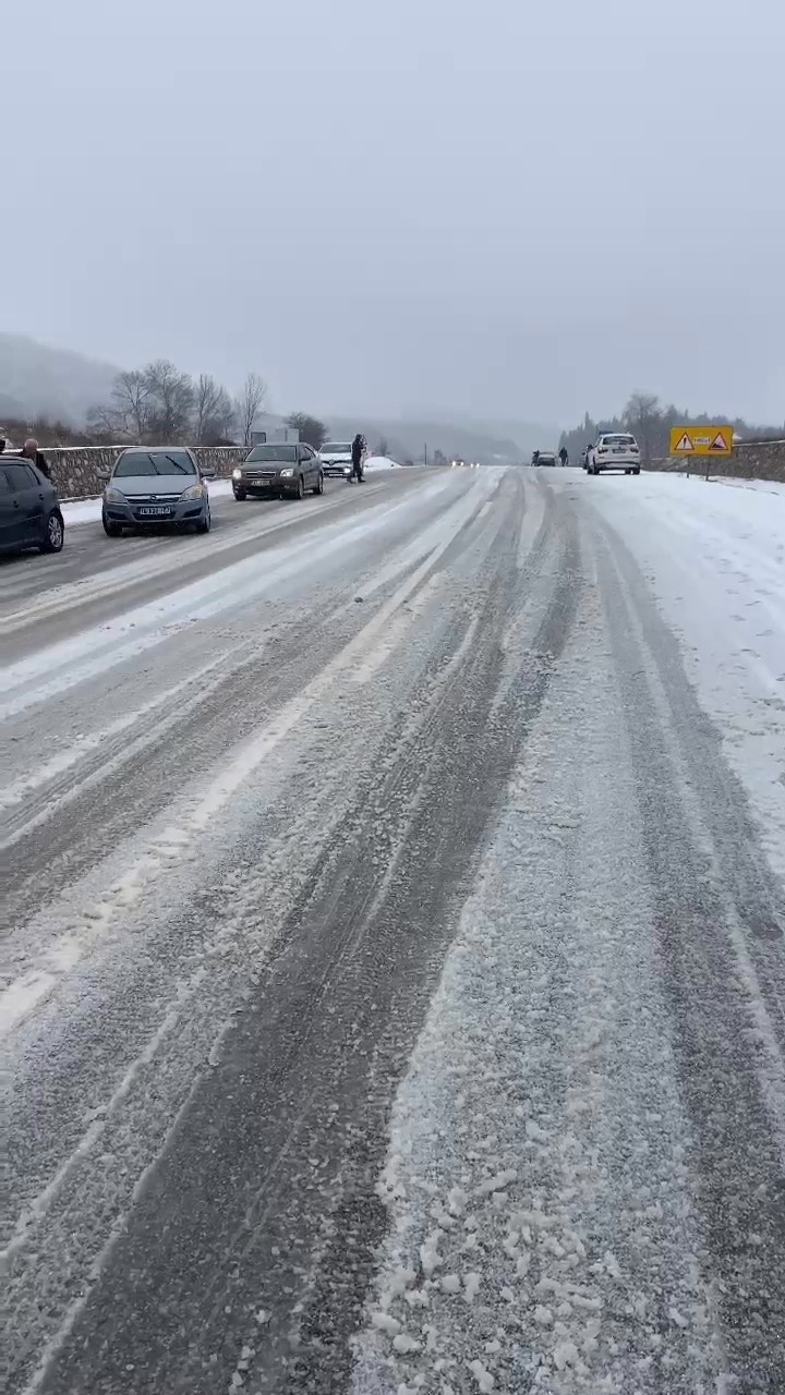 Yollar buz tuttu, araçlar yolda kaldı