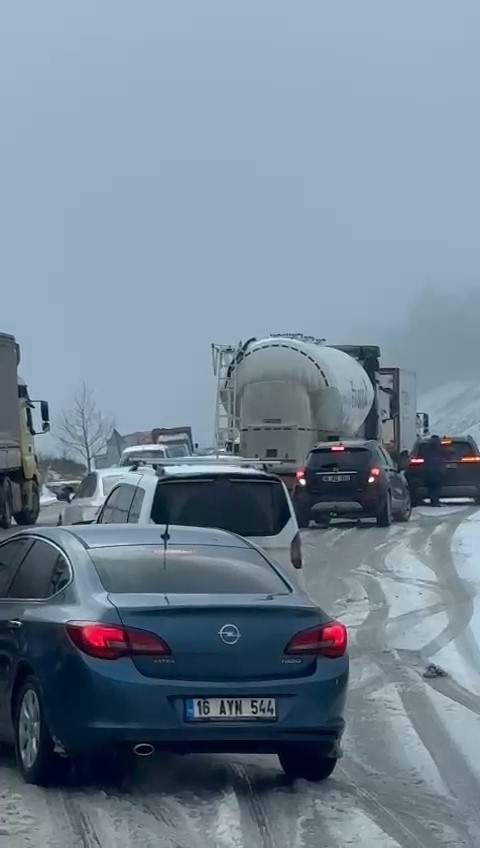 Yollar buz tuttu, araçlar yolda kaldı