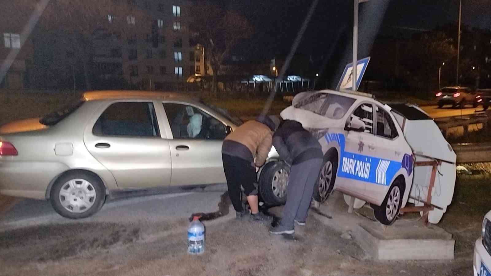 Otomobil yol kenarındaki polis oto maketine çarptı: 2 yaralı