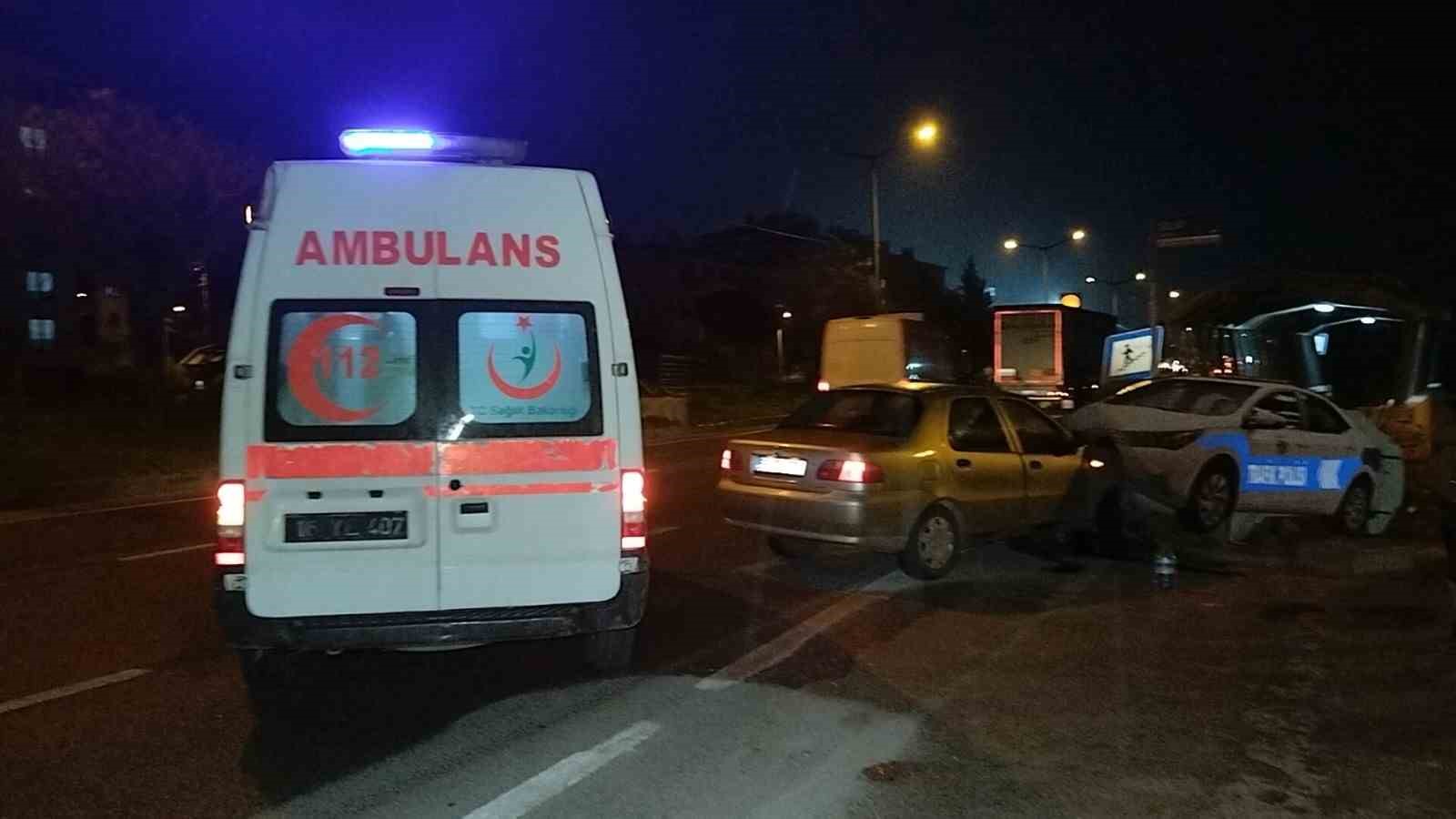 Otomobil yol kenarındaki polis oto maketine çarptı: 2 yaralı