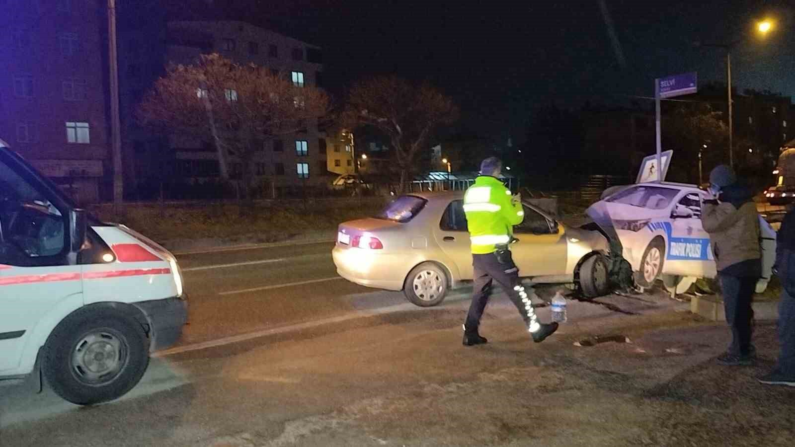 Otomobil yol kenarındaki polis oto maketine çarptı: 2 yaralı