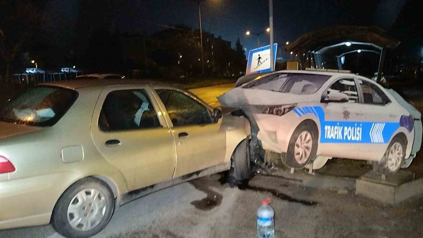 Otomobil yol kenarındaki polis oto maketine çarptı: 2 yaralı