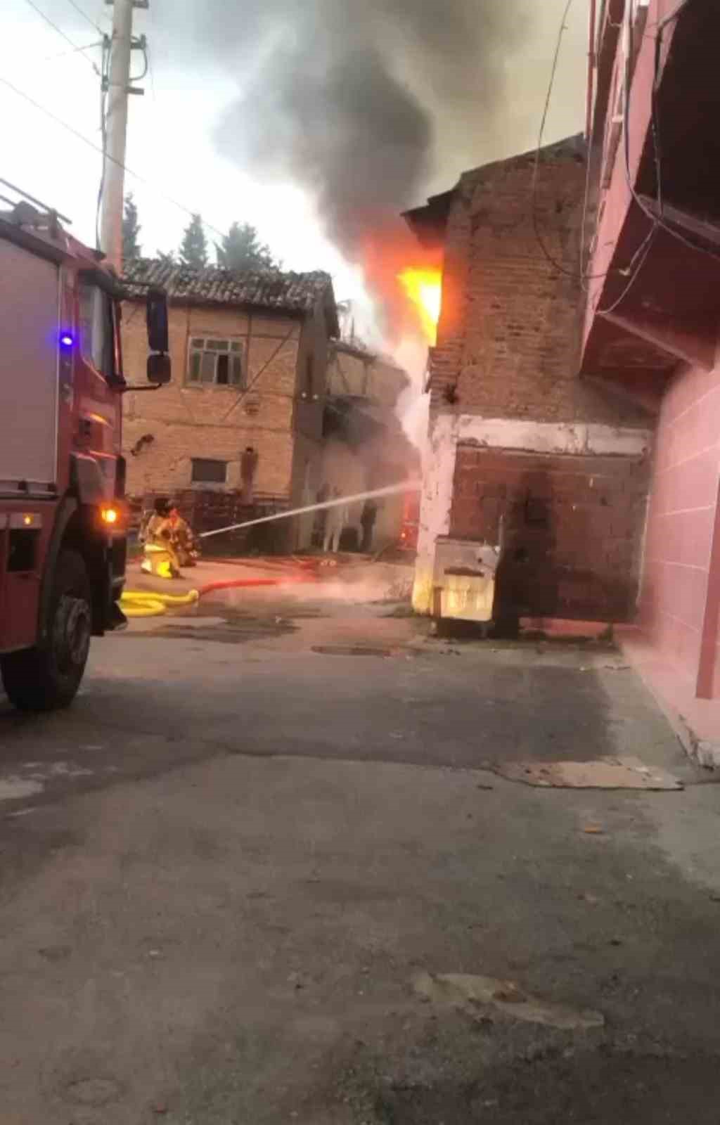 Bursa’da iki katlı müstakil ev alev alev yandı