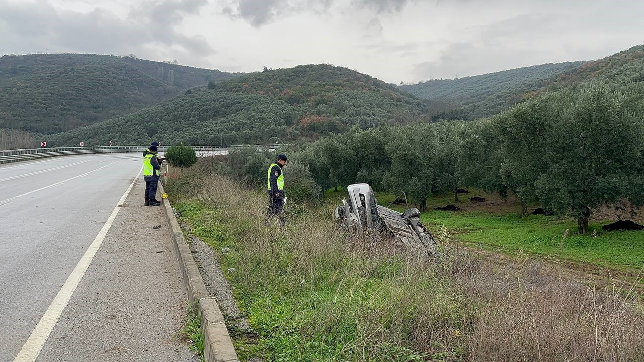 Virajı alamadı tarlaya uçtu