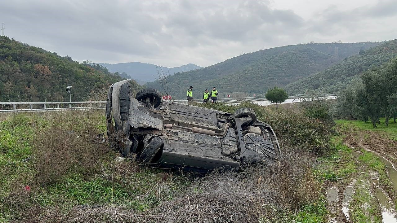 Virajı alamadı tarlaya uçtu