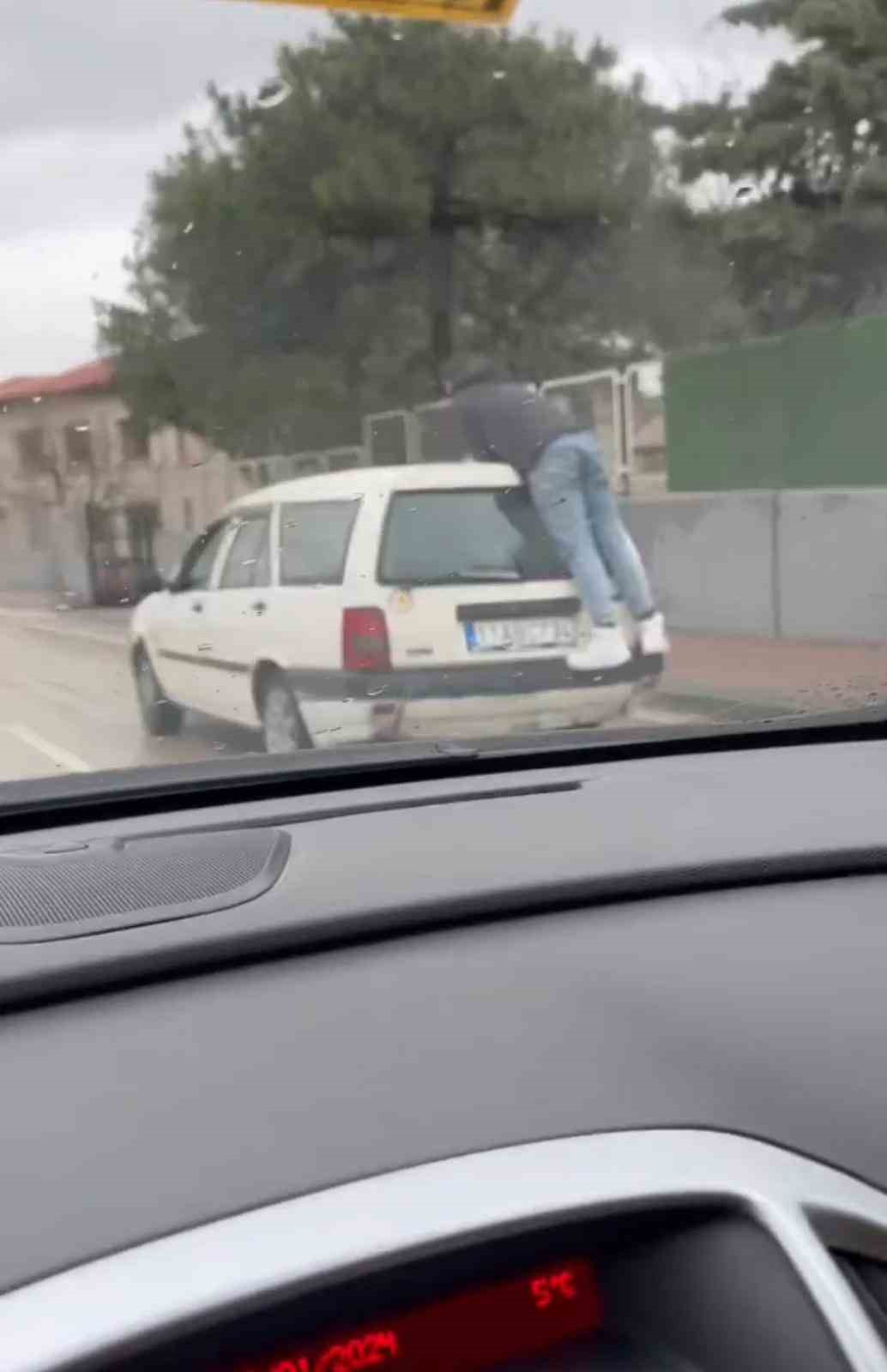 Bursa’da tehlikeli yolculuk kamerada