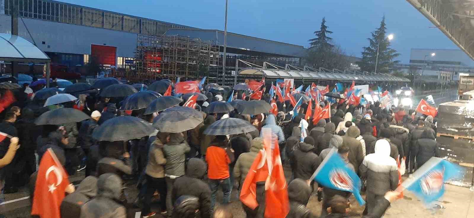 Tofaş işçisi yağmur çamur demeden nöbete devam ediyor