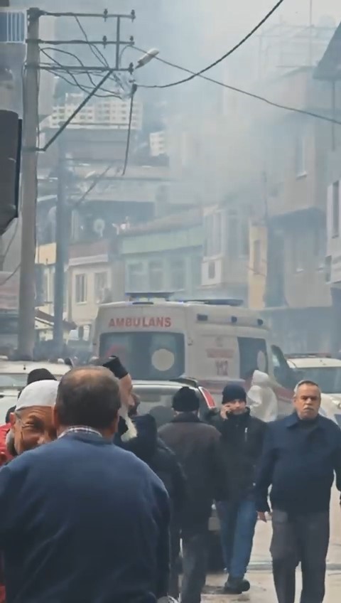 Bursa’da çatı yangını mahalleliyi ayağa kaldırdı