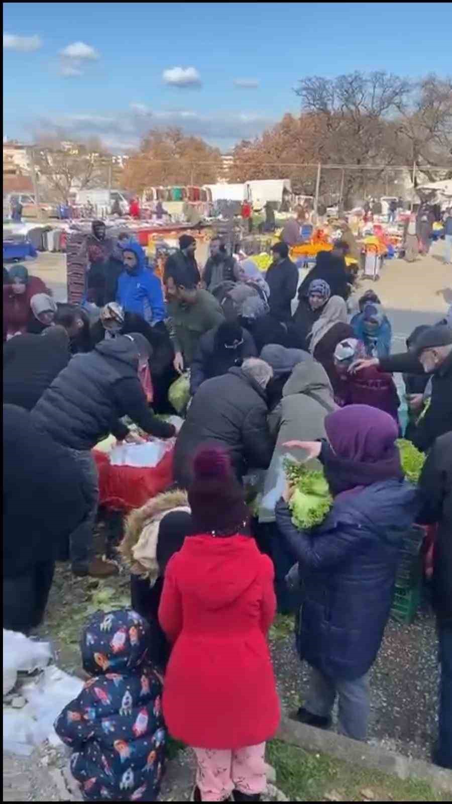 Pazar tezgahını satın aldı, vatandaşlara dağıttı