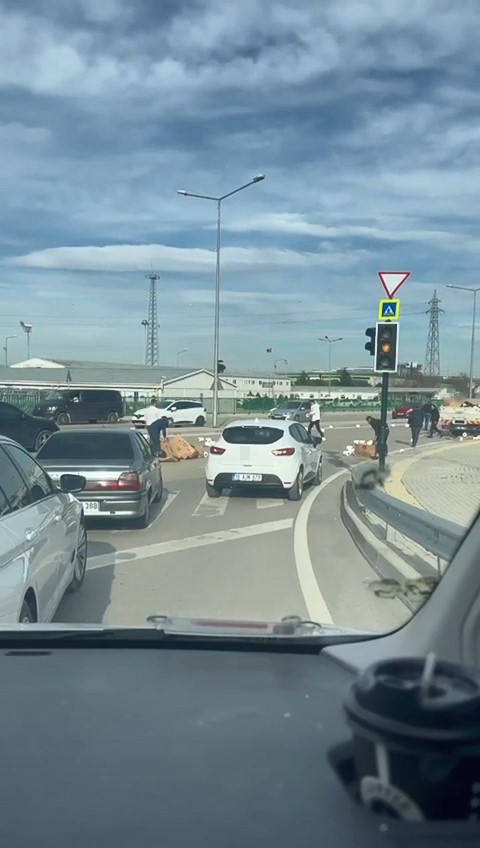 Bursa’da sürücüler yere dökülen malzeme için seferber oldu