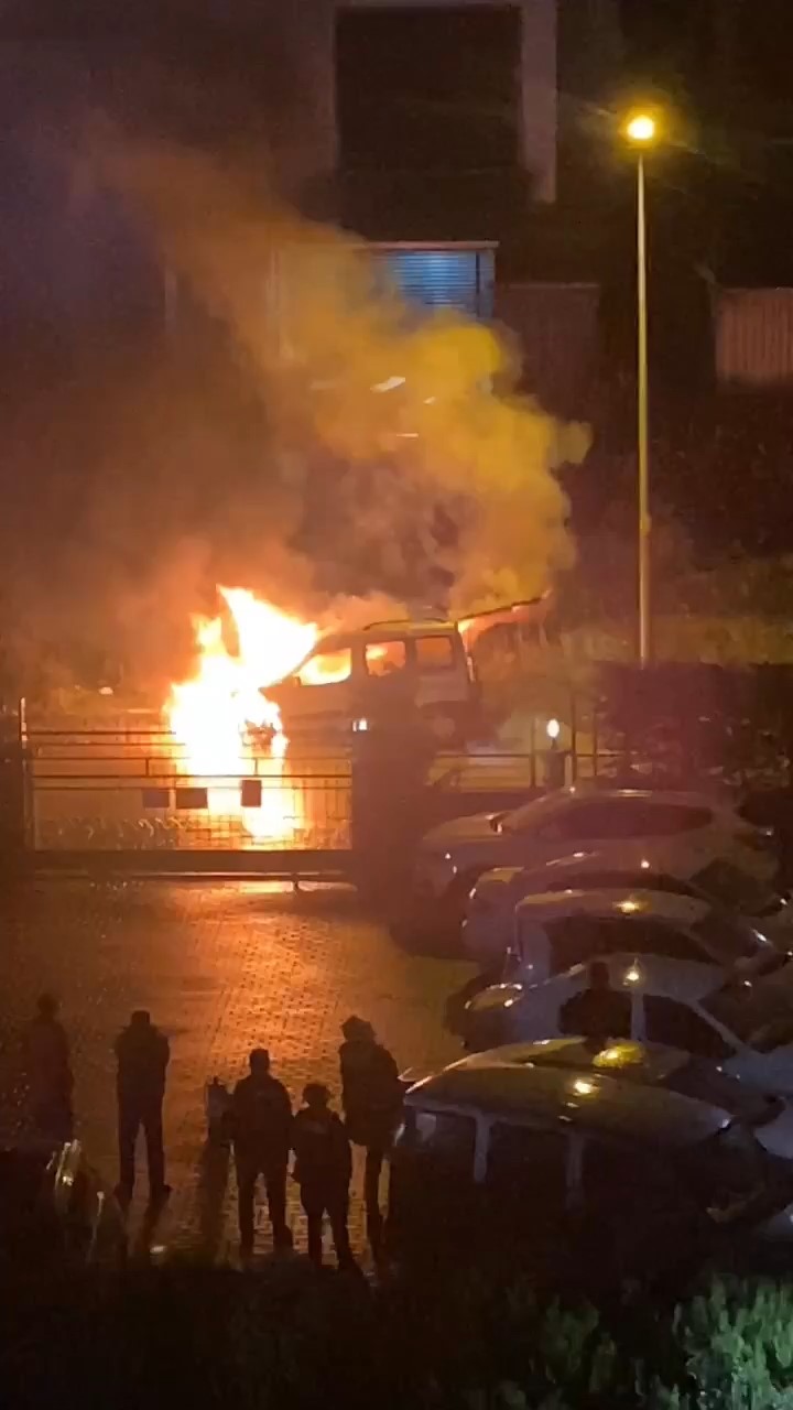 Bursa’da park halindeki hafif ticari araç alev alev yandı