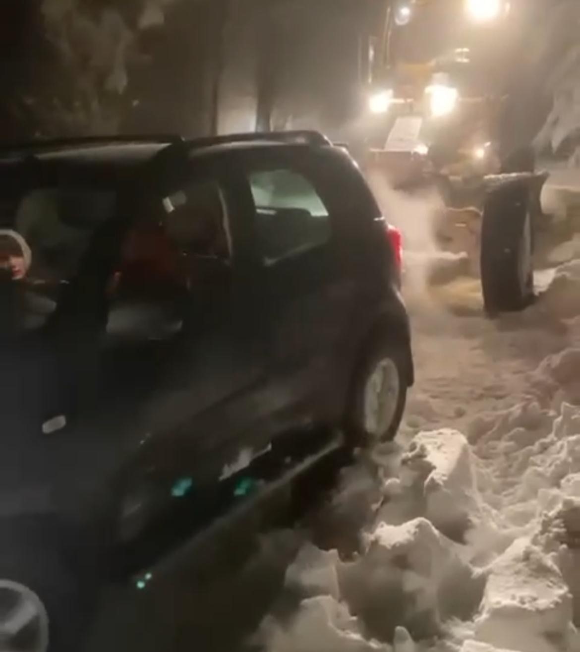 Uludağ yolu çarpışan otomobil pistine döndü, kimileri mahsur kaldı