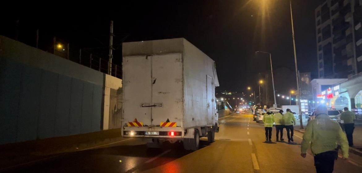 (Özel) Alkollü arkadaşını almaya gelen sürücü de alkollü çıktı...Alkollü nakliyatçılar polisi çileden çıkardı