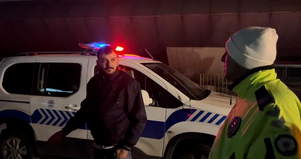 (Özel) Alkollü arkadaşını almaya gelen sürücü de alkollü çıktı...Alkollü nakliyatçılar polisi çileden çıkardı