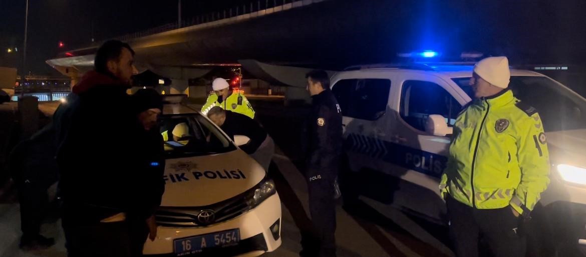(Özel) Alkollü arkadaşını almaya gelen sürücü de alkollü çıktı...Alkollü nakliyatçılar polisi çileden çıkardı